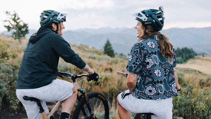 Deux femmes à vélo portant toutes deux le Smith x collection de collaboration Wild Rye. 