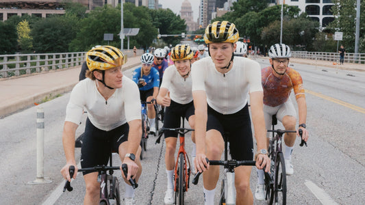 Un groupe de membres du Breakfast Club Austin font du vélo dans une rue de la ville.